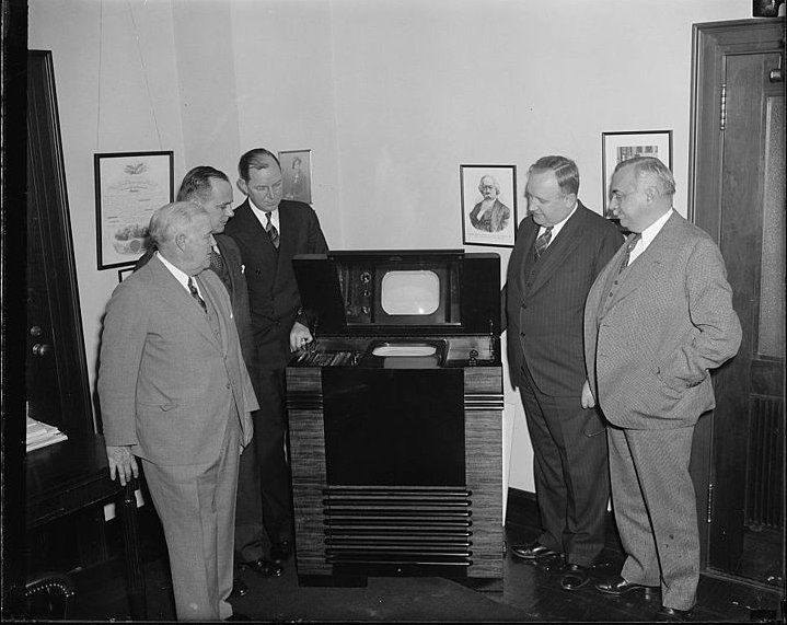 File:TV Equipment 1939 FCC Commissioners inspect latest in television.jpg