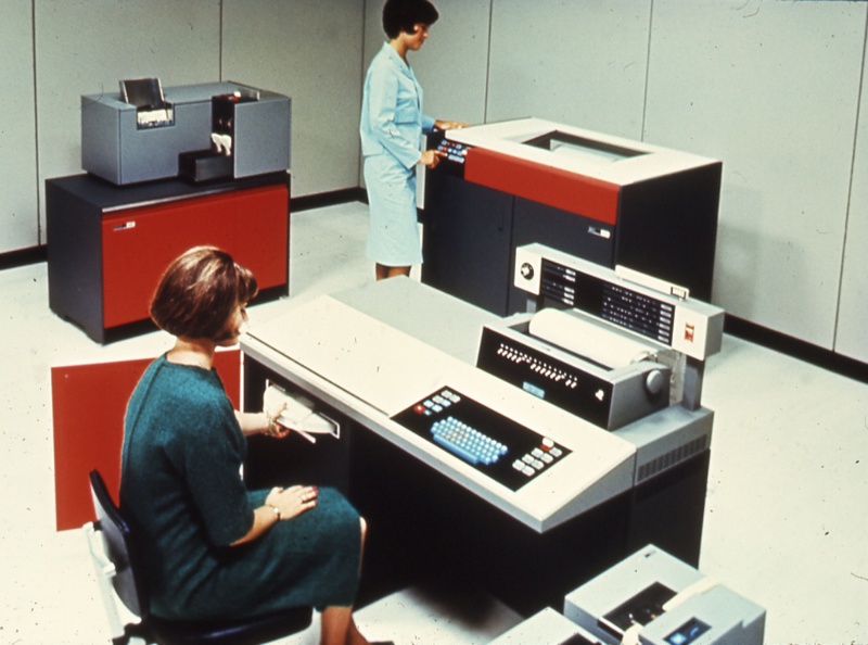 File:IBM-1130 2secretaries-colorC.jpg