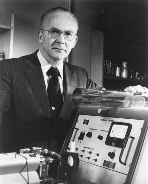File:Elias Snitzer at American Optical with Nd-glass rod circa early 60s -003.jpg